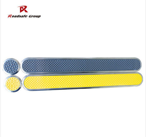 Latest company news about Indicadores táctiles de color amarillo de ROADSAFE pavimentación de la banda de indicadores 304/316 bandas de superficie de plástico